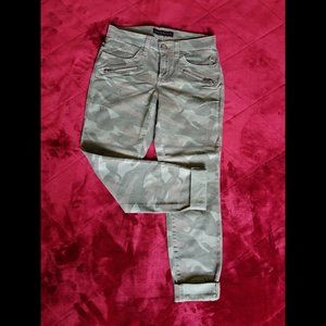 Rock & Republic Kashmiere Camo Skinny Jeans. Size